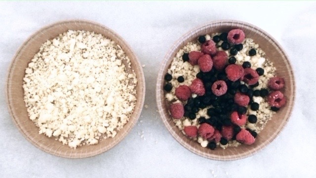 Blåbär- och hallonpaj med kokos och vaniljglass | Catarina Königs matblogg
