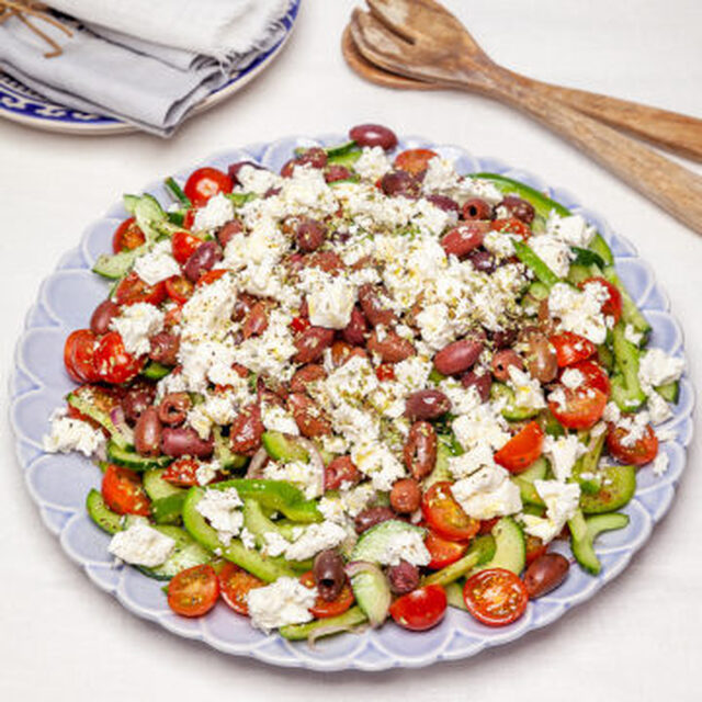 Klassisk grekisk sallad med fetaost och oliver
