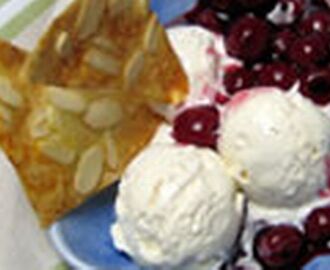 Körsbärskompott med glass och mandelsegel