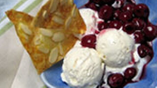 Körsbärskompott med glass och mandelsegel