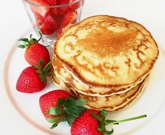 Amerikanska pannkakor med grädde och färska jordgubbar