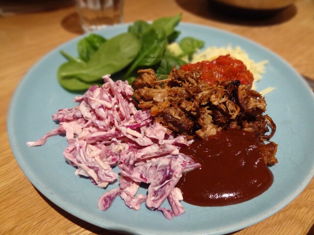 Färgglad cole slaw med äpple och rödlök