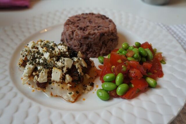 Snabbmat - Ugnsbakad torsk med fetaost/pesto, kokt ris och edamamesallad