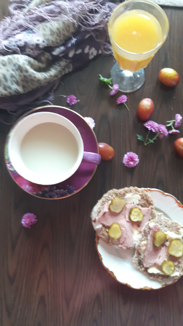 Breakfast with plums in september – Frukost med plommon i september – Chococookie /Baileys