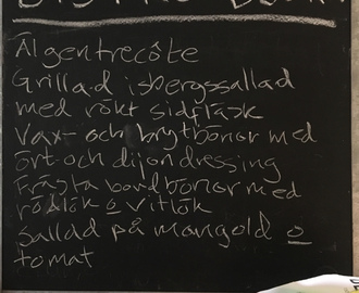 Grillad isbergssallad med sidfläsk, vax- och brytbönor med ört- och dijondressing, frästa bondbönor med rödlök och vitlök, sallad på mangold och tomat och älgentrecote