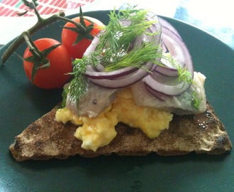 Rostat knäckebröd med äggröra och inlagd sill