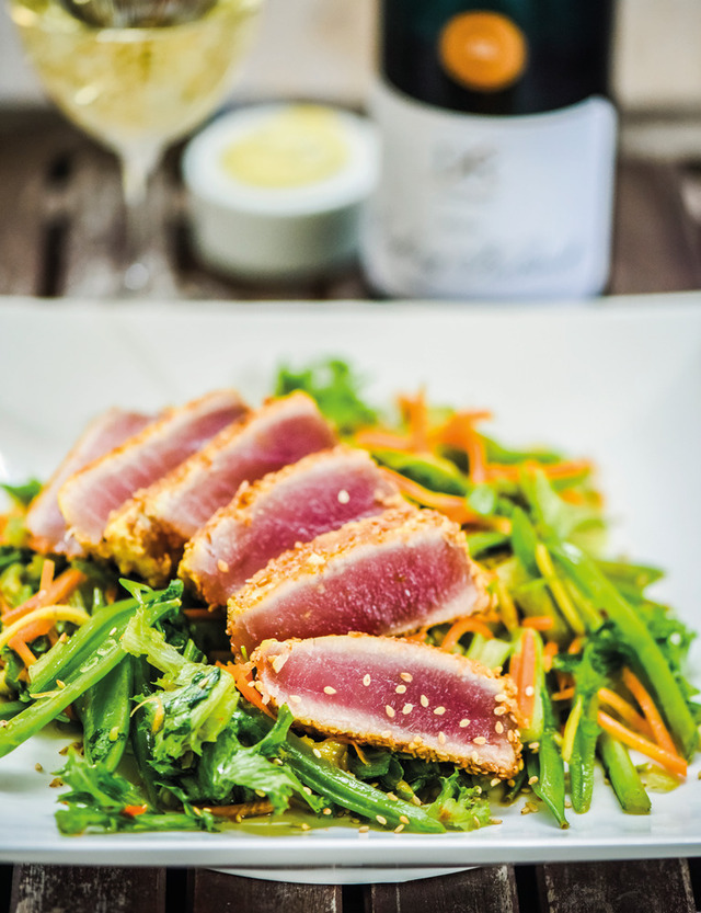 Snabbhalstrad sesamkryddad tonfisk på kryddhet salladsbädd kräver sin riesling