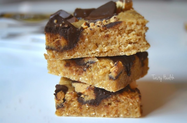 Peanut butter cup blondies - 139 kcal