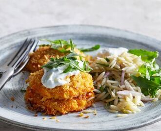 Halloumi- och morotsbiffar med citronrisoni och tsatsiki