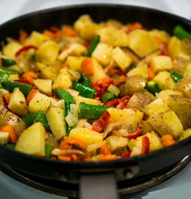 Falukorv med stekt potatis och grönsakspytt