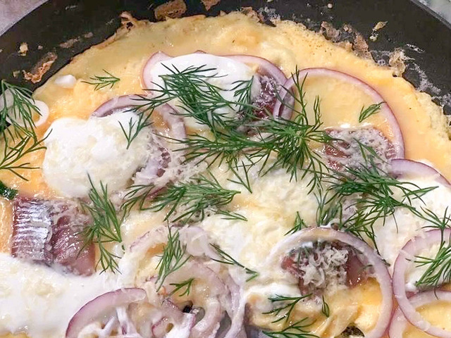 Öppen omelett med ansjoviskryddad sillfilé