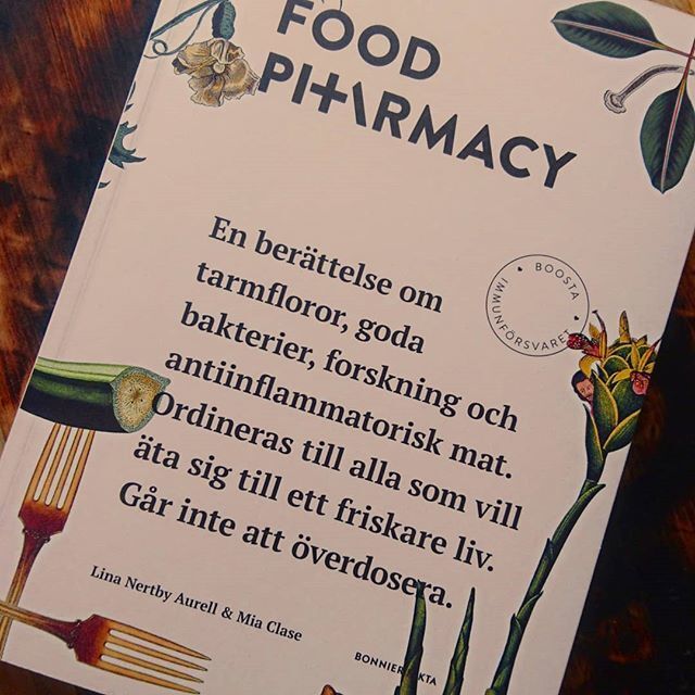 Food Farmacy. Bloggen som blev bok med mängder med fakta, tips och ett antal recept. Låter som en rätt trist bok? Tvärtom, i små bitar pö om pö kommer boken ge dig en bas av kunskap som du på riktigt villhöver. Gladare mage, knopp och kropp. Boken är skriven på ett lättsamt och samtidigt intressant sätt så det blir svårt att låta bli ??? #foodfarmacy #bonnierfakta #omhälsa #boktips #spisat