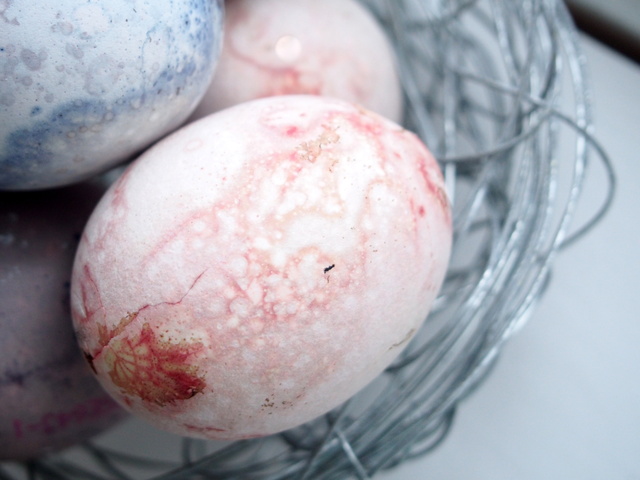 Färga ägg med naturliga råvaror