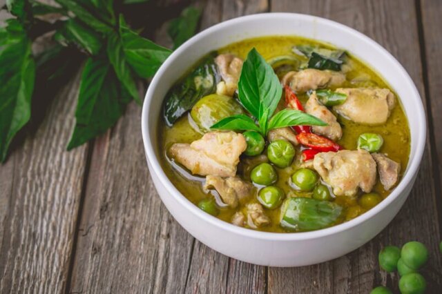 Thai recept grön curry med kyckling och äggplanta