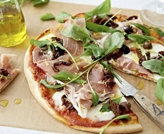 Pizza med parmaskinka och rucola