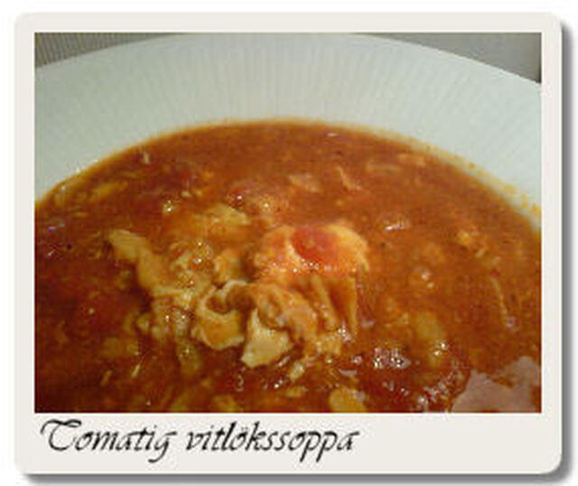 Tomatig vitlökssoppa med pocherade ägg