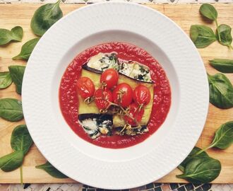 Involtini di Melanzane: Auberginerullader med tre ostar och tomatsås