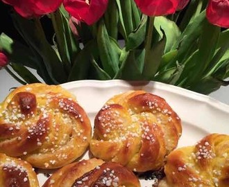 Supermumsiga lussebullar med mandelmassafyllning