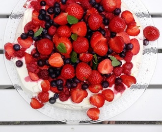 Pavlova med lemoncurd och jordgubbar