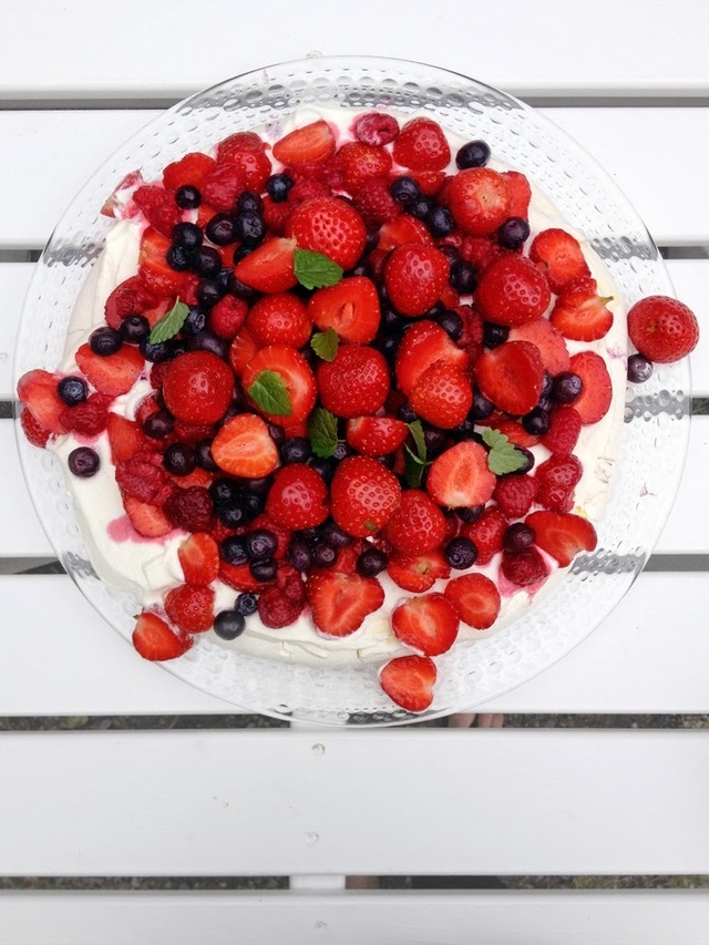 Pavlova med lemoncurd och jordgubbar