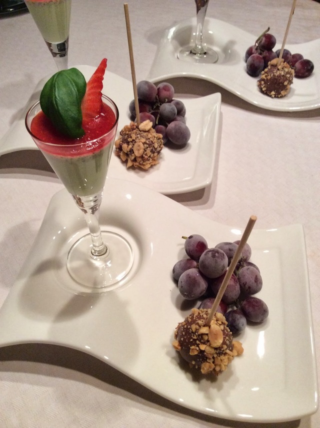Saras Smaker: Basilikapudding med jordgubbssås, cake pops med jordnötter och frostade vindruvor