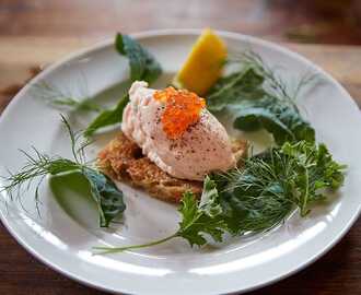 Rökt laxmousse med forellrom på toast