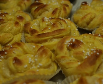 Goda saffransbullar med mandelmassa och lite smak av apelsin