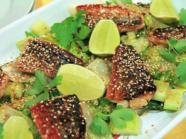 Halstrad makrill med teriyakisås och stekt sallad