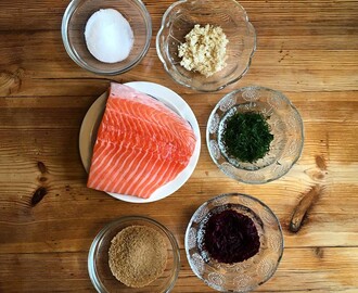 Gravad lax med rödbetor, pepparrot och gräddfilssås