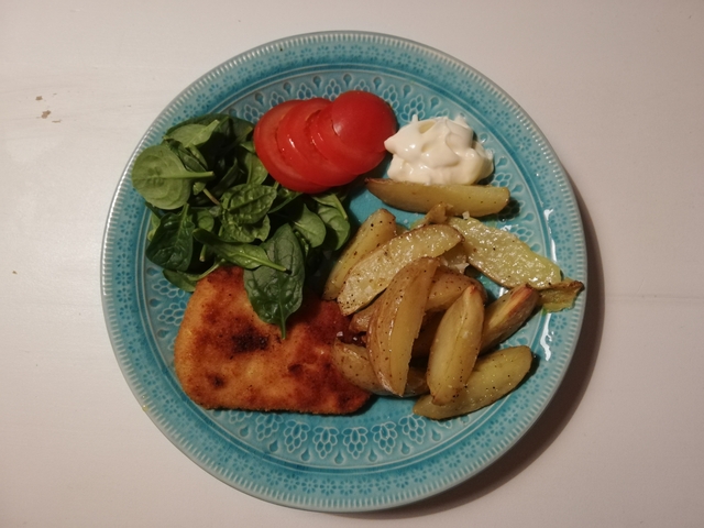 Vegansk schnitzel, klyftpotatis och majonnäs.