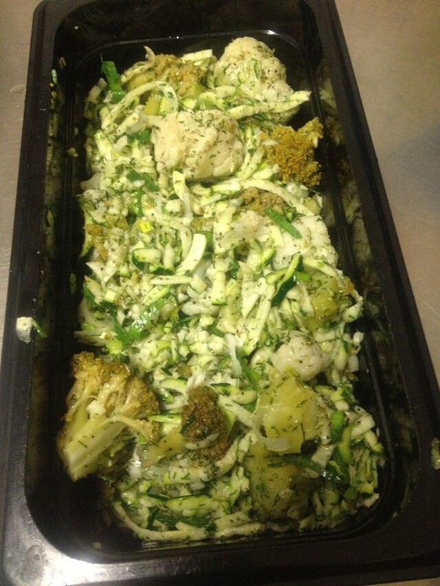 Dillmarinerad broccoli & blomkålssallad med zucchini
