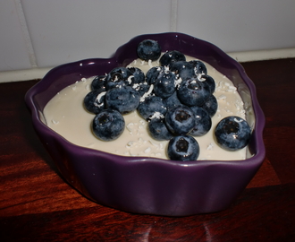 Vanilj- och vit chokladkräm med blåbär