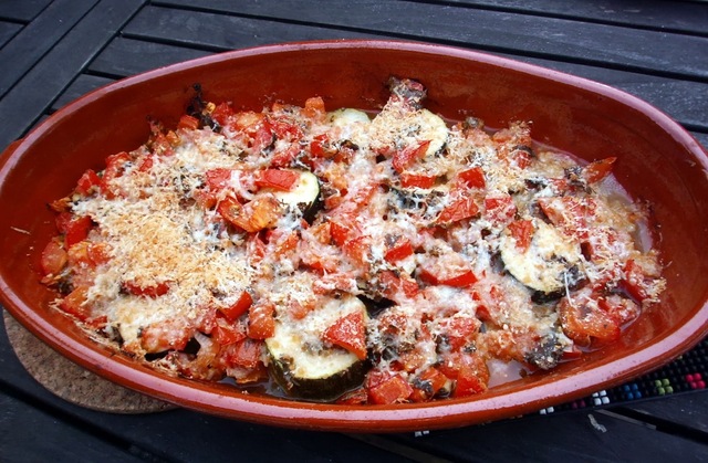 Zucchini med tomat och örter.