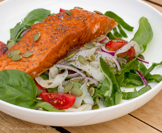 Fräsch och enkel sallad med varmrökt lax