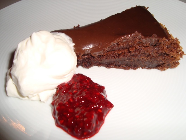 Glutenfri chokladtårta med hallonsås