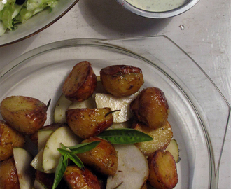 Ugnsrostad färskpotatis med pesto och päron