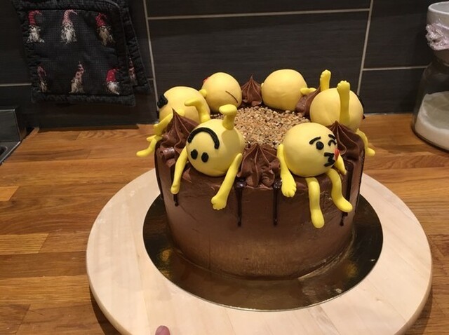 En tårta med emoji
