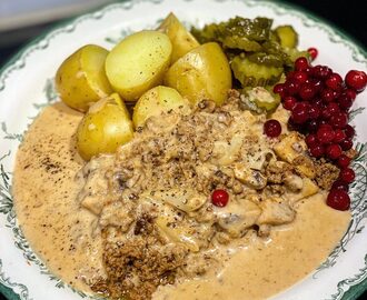 Köttfärspanna med kokt potatis, lingon, inlagd gurka och gräddsås