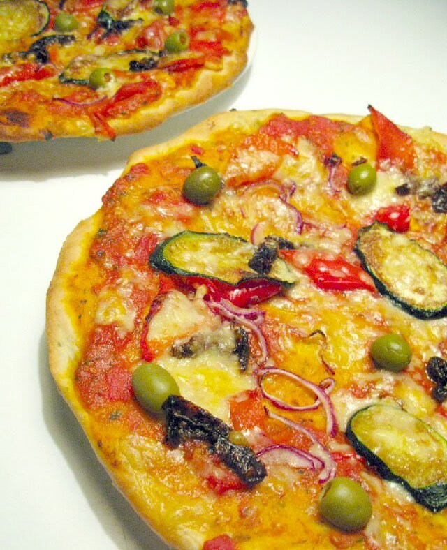 Pizza, tomassås med ansjovis och grillade grönsaker