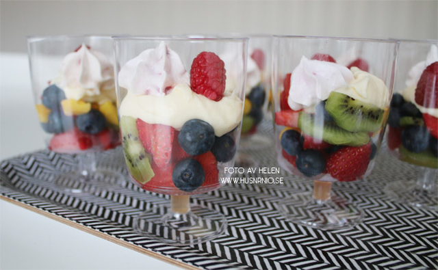 Frukt med glasskräm & hallonmaräng