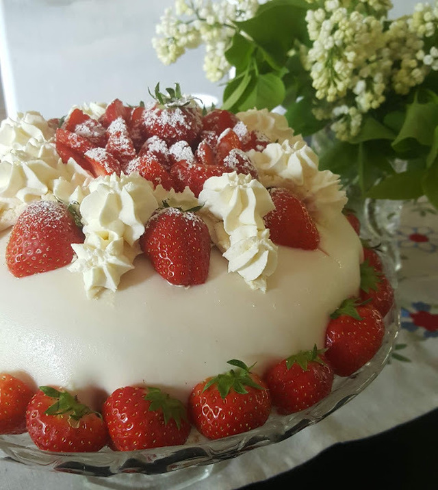 Prinsesstårta med vit marsipan och jordgubbar
