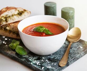 Tomatsoppa med ugnsgrillad baguette med pesto, brieost och skinka