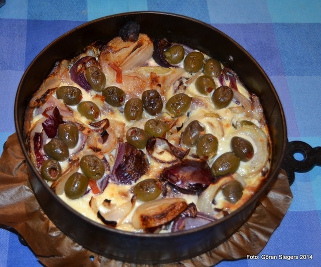 Lökpaj med gröna oliver och parmesanost