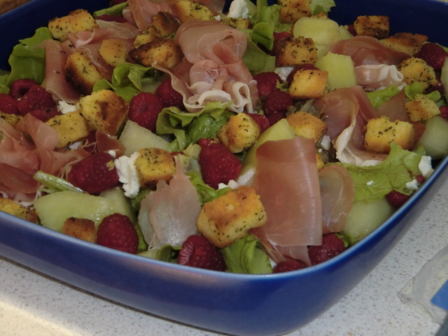 Sommarfräsch sallad med lufttorkad skinka, melon, hallon, fetaost och krutonger
