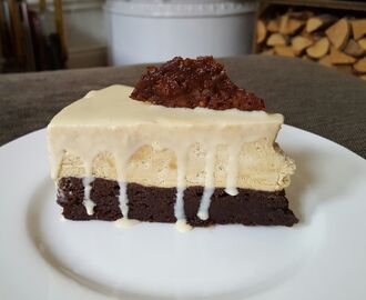 Moccacheesecake på kladdkakebotten och chokladflarn