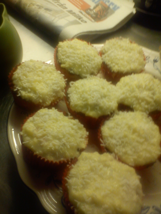 Lingonmuffins med cream cheese-glasyr