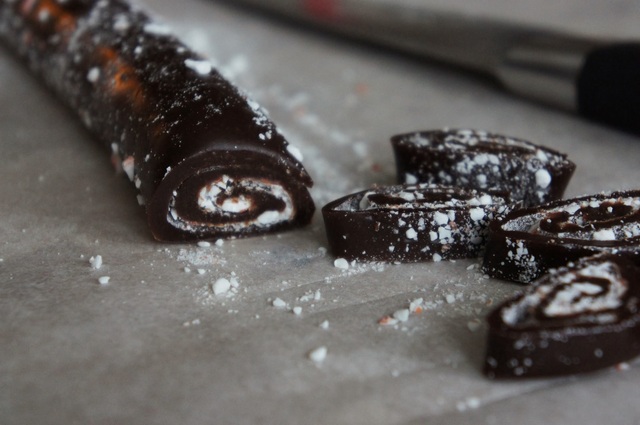 Chokladkola fylld med polkakross