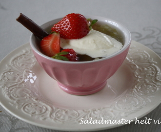 Rabarbrasuppe med  vaniljeis og jordbær