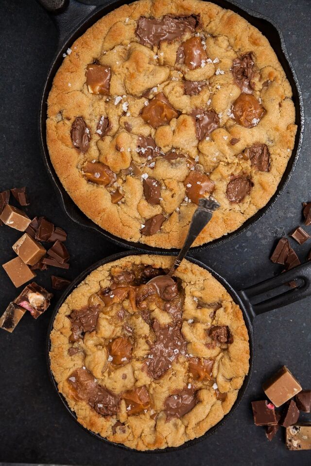 Chocolate chip cookie skillet pie med mrs curlie´s fudge
