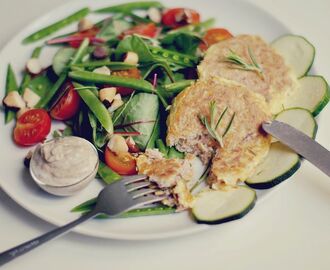 Tonfiskbiffar med tahini-sås & grönt